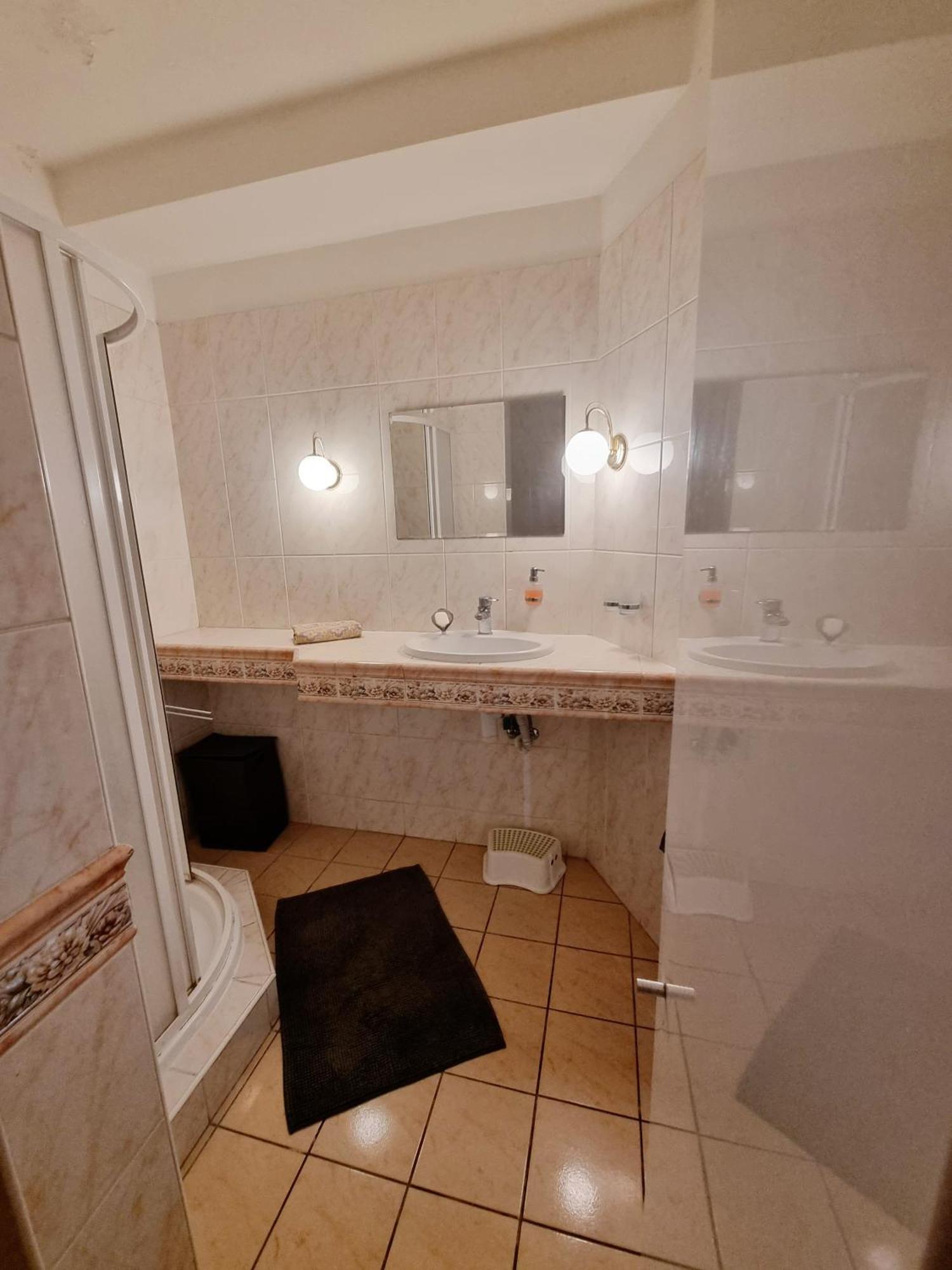 Big 4 Room Huge Apartment Братислава Екстер'єр фото