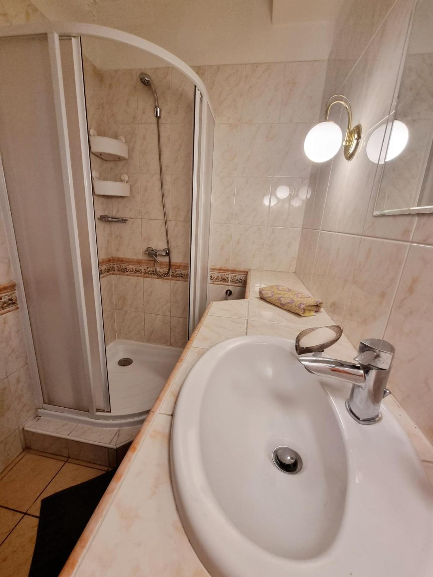 Big 4 Room Huge Apartment Братислава Екстер'єр фото